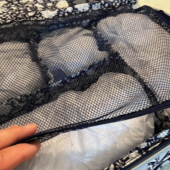 VERA BRADLEY Deluxe Travel organizer. NWT - Picture 5 of 14
